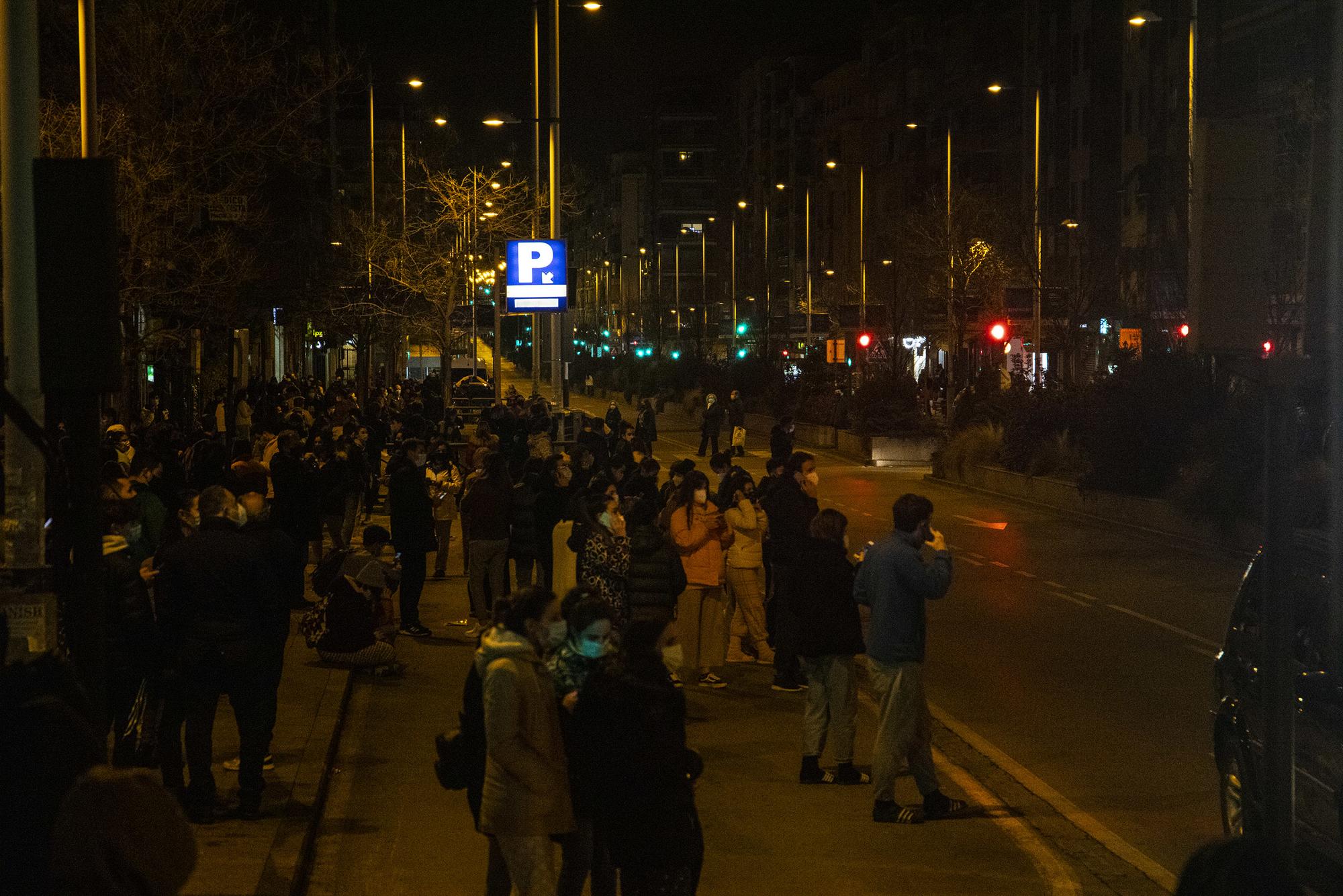 Cientos de granadinos salen a la calle a causa de los terremotos de esta noche - 4